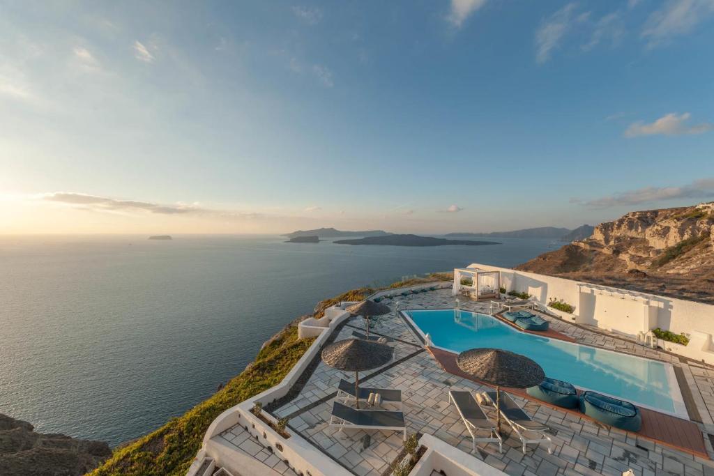 Caldera’s Dolphin Hotel in Santorini