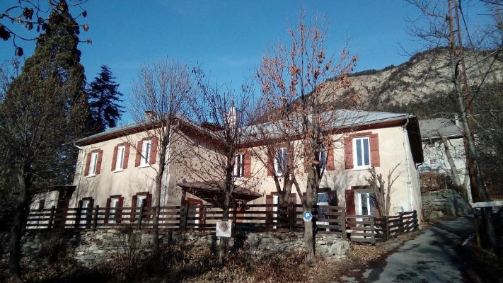 Gueyniers Family Home, Larche