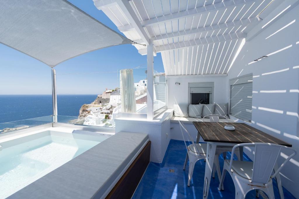 Hyperion Oia Suites in Santorini