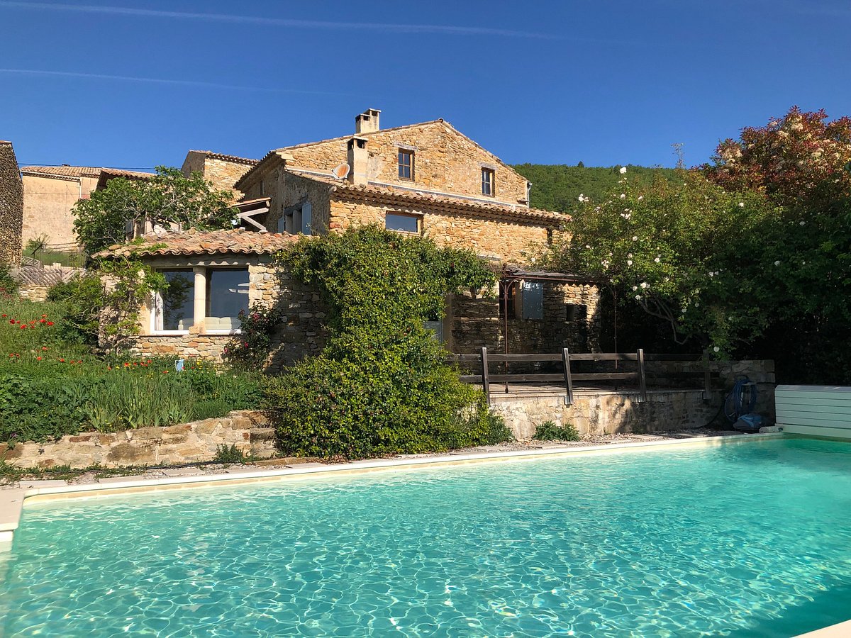 Le gîte dispose d'une belle terrasse face à la piscine